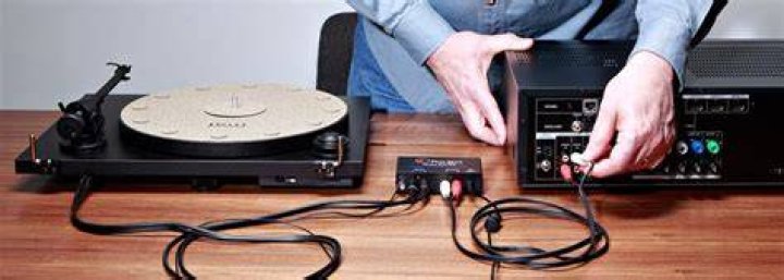 Can you plug a turntable into an amp?