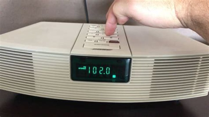How do I brighten the screen on my Bose radio?