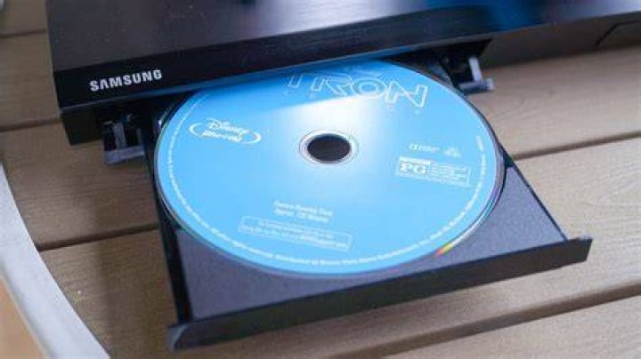 How do you put a Blu ray Disc in a BD player?