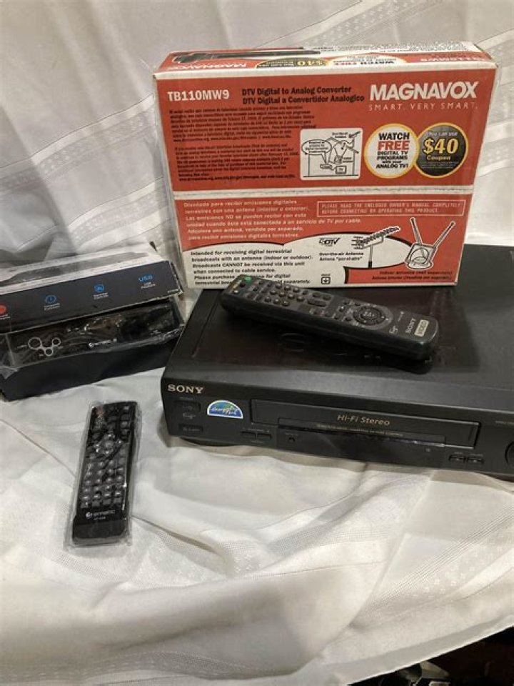 How do you reset a Magnavox converter box?