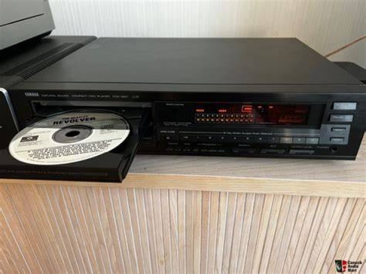 What are the features of a Yamaha compact disc player?
