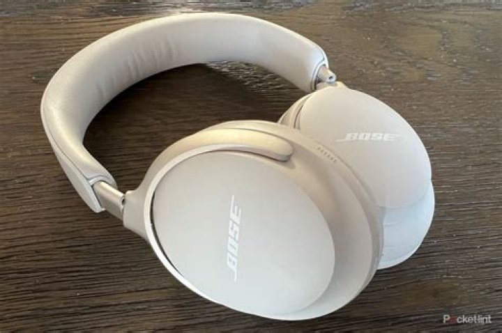 What was the first review of Bose headphones?